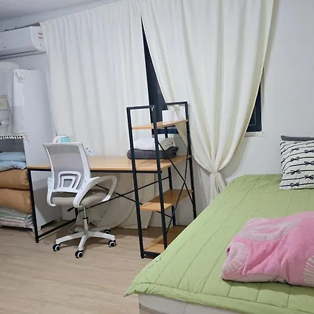 Spacious One Room Close To The Airport