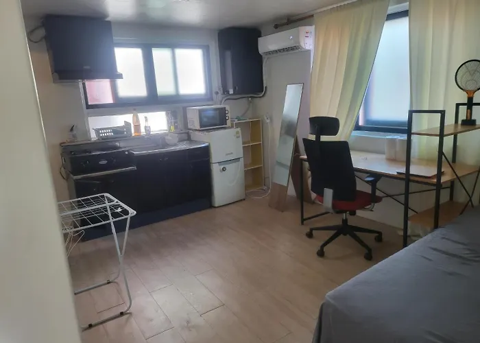 Spacious One Close To The Airport