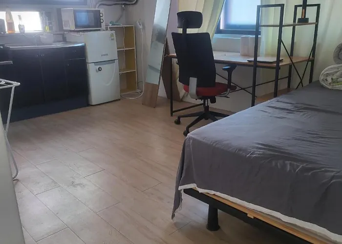 Spacious One Close To The Airport 3*