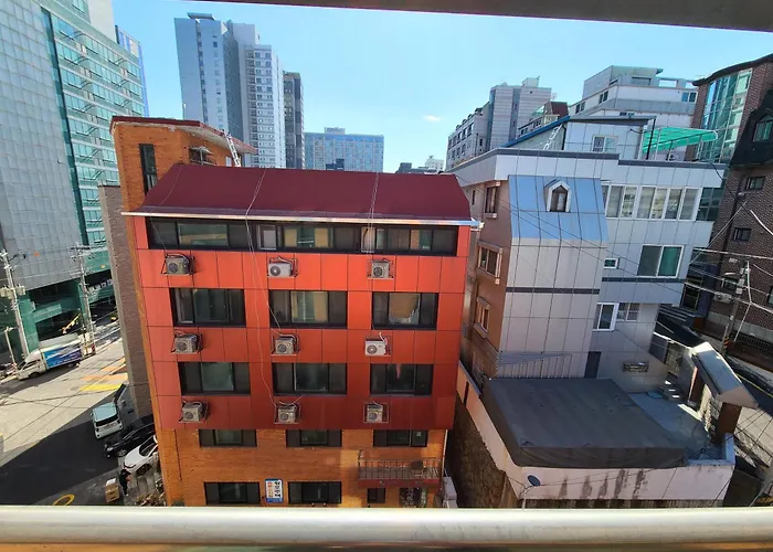 Spacious One Close To The Airport